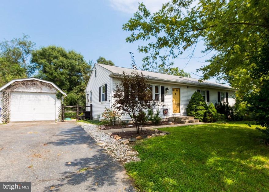 One level living with 3 bedrooms, 2 full bathrooms & detached garage situated on .84 of an acre. Laminate wood floors and tile throughout. Updated kitchen, freshly painted, workshop shed & mature landscaping. Enjoy backyard BBQs in the large fenced backyard with multiple patios & a fire pit. Move in ready! Zoned for La Plata schools. No HOA! Eligible for 100% USDA financing.