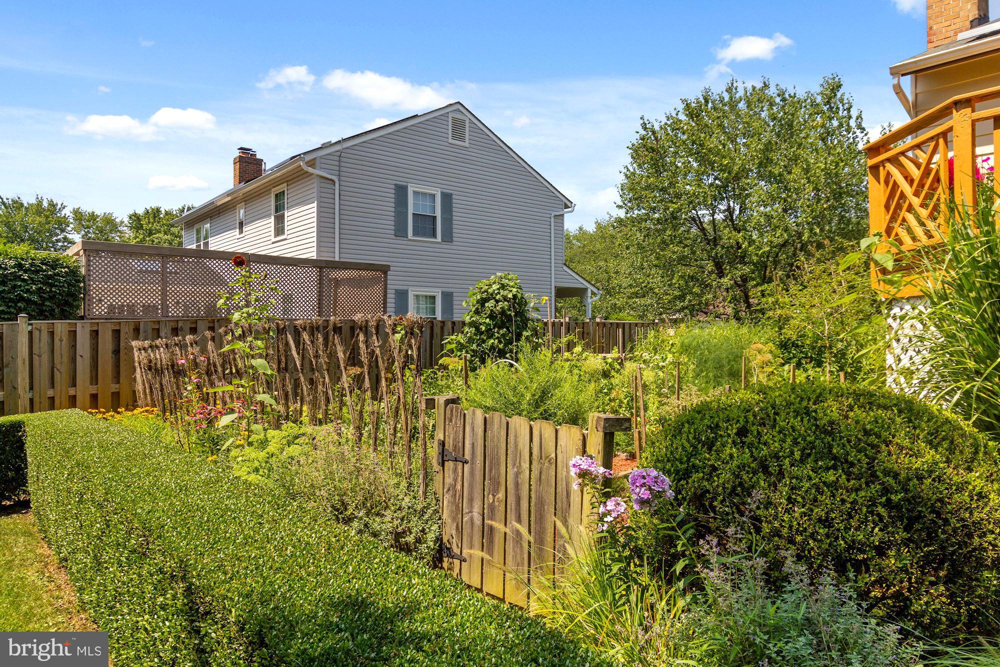 FLOWER HILL - Residential