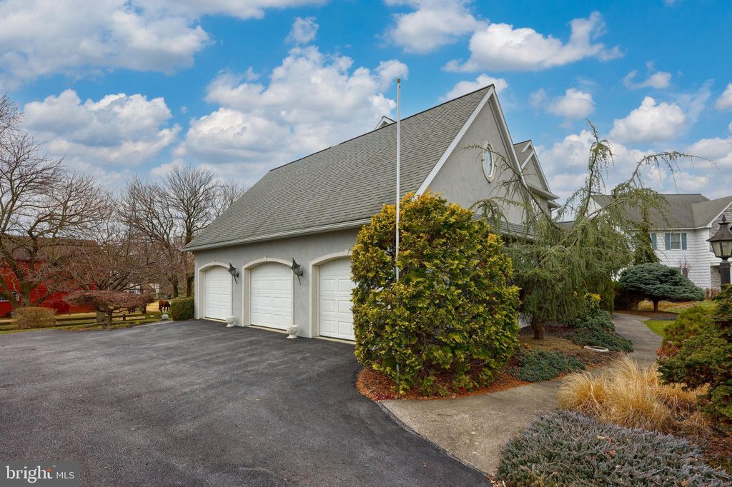 Photo of 60 WILLOW CIR, NEW HOLLAND, PA 17557 (MLS # PALA2031612)