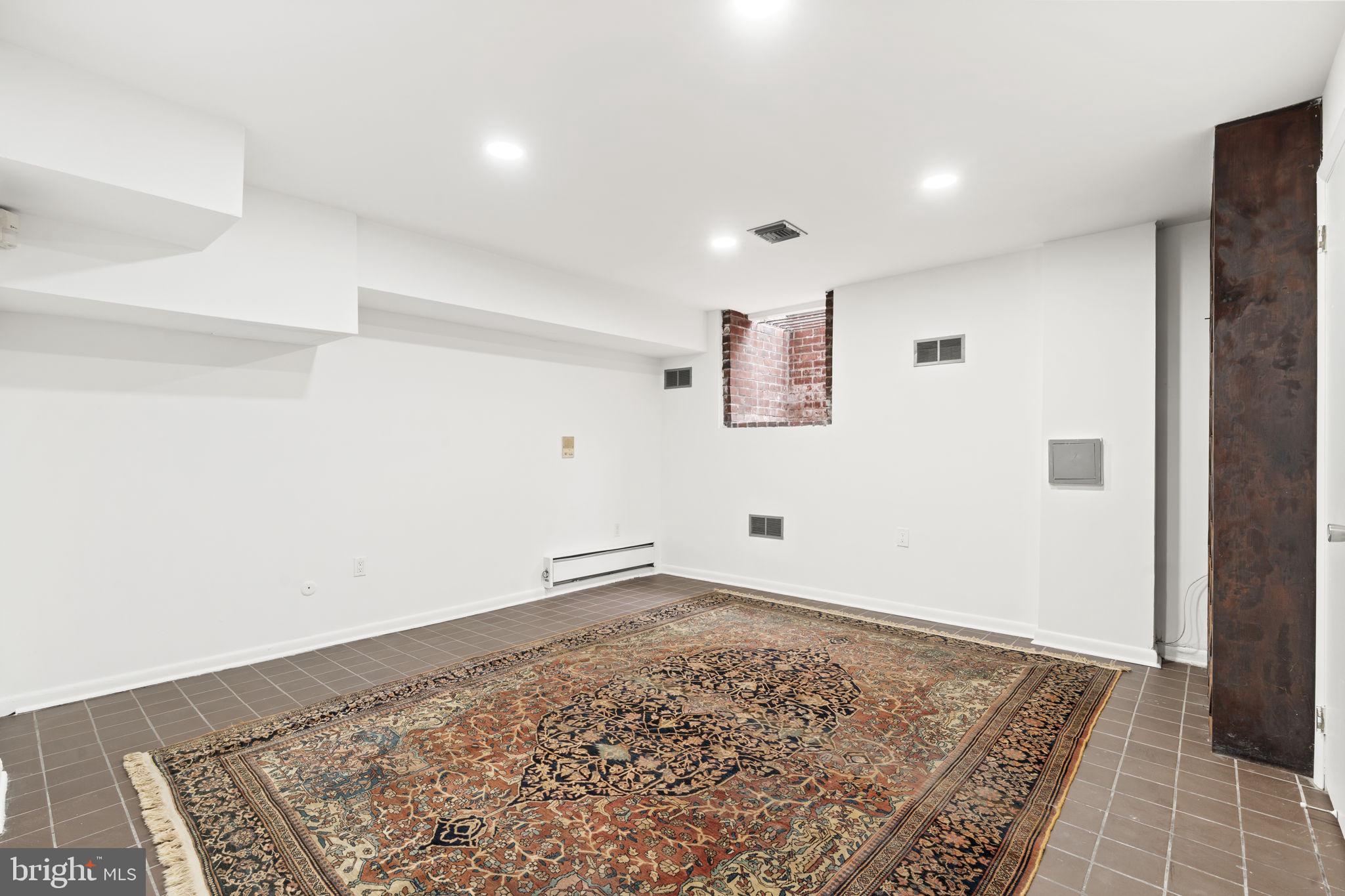 QUEEN VILLAGE - Residential