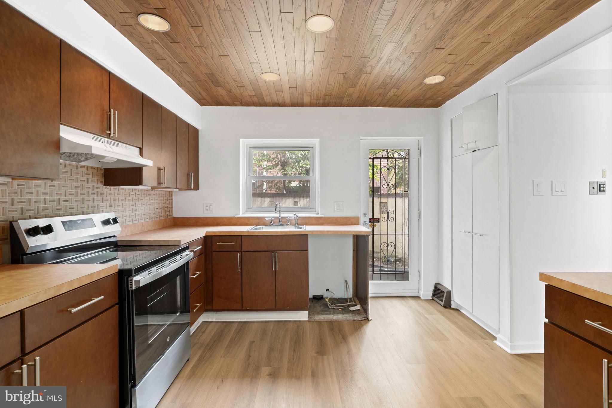 QUEEN VILLAGE - Residential