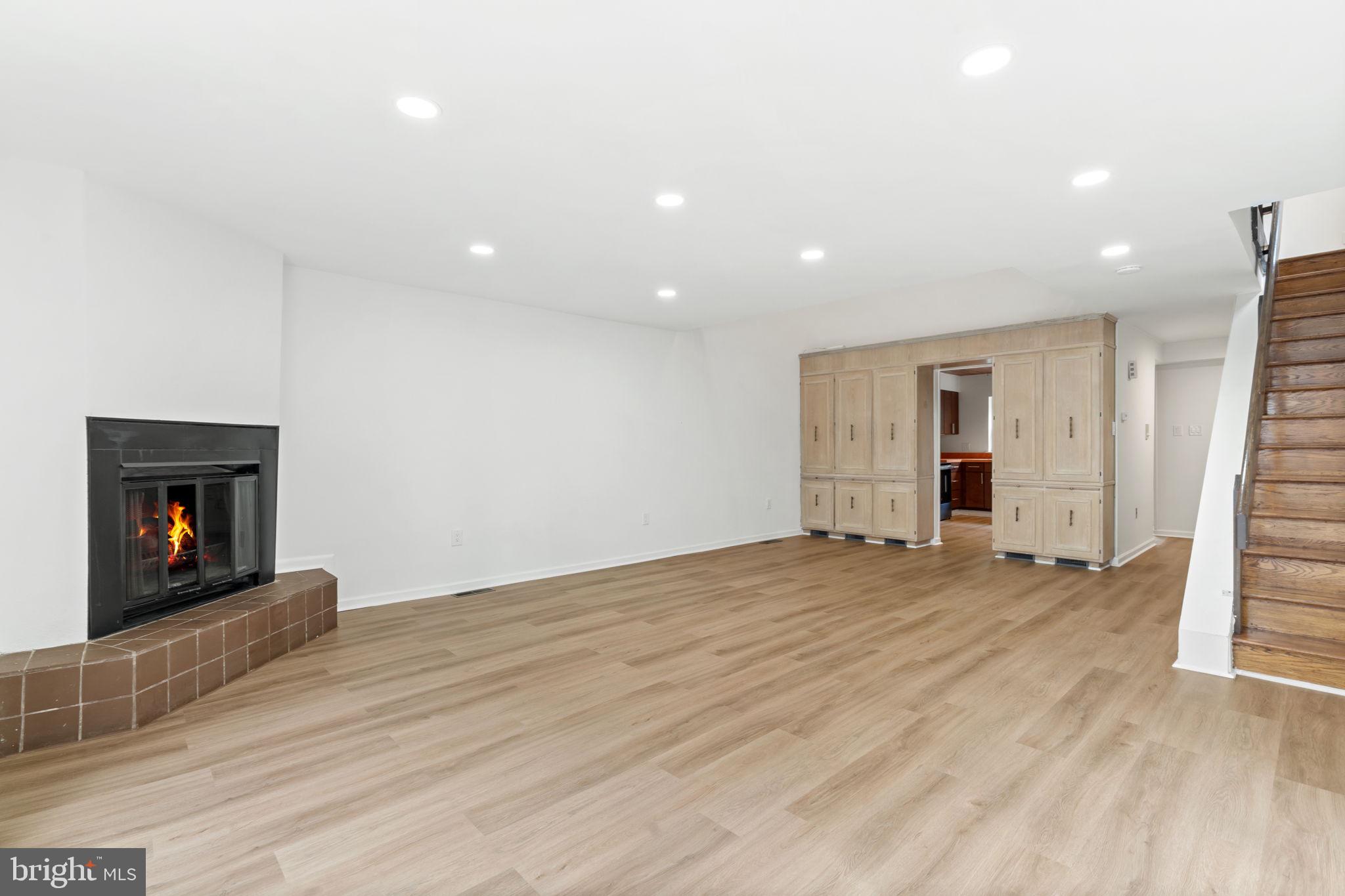 QUEEN VILLAGE - Residential