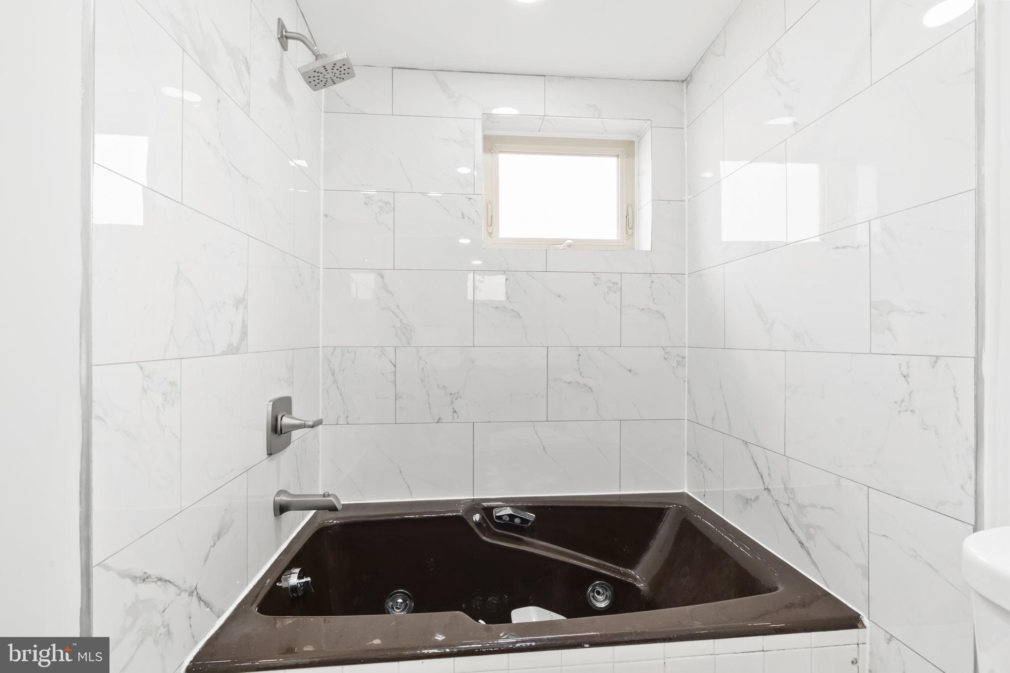 QUEEN VILLAGE - Residential