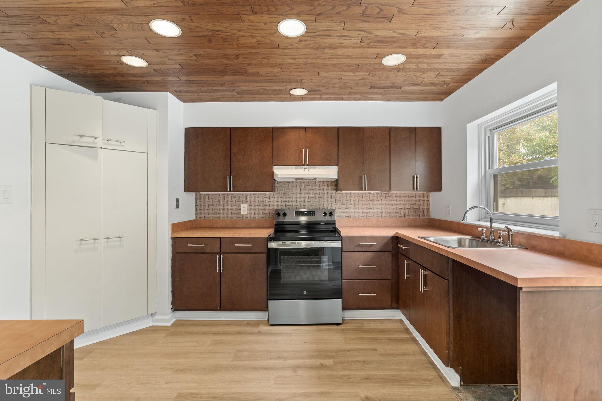 QUEEN VILLAGE - Residential