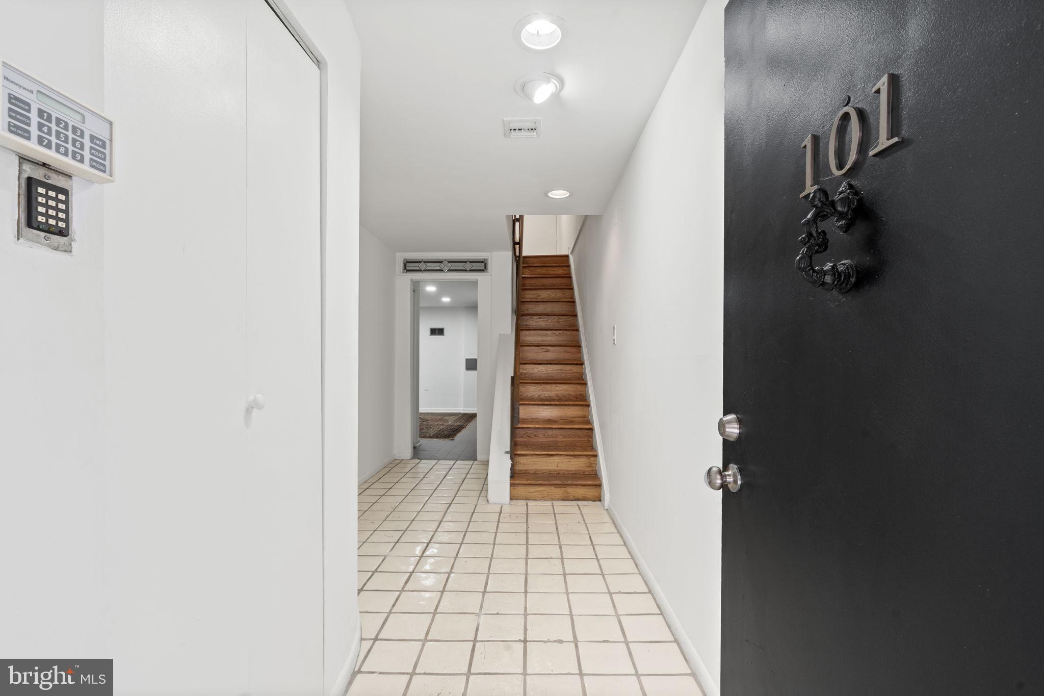 QUEEN VILLAGE - Residential