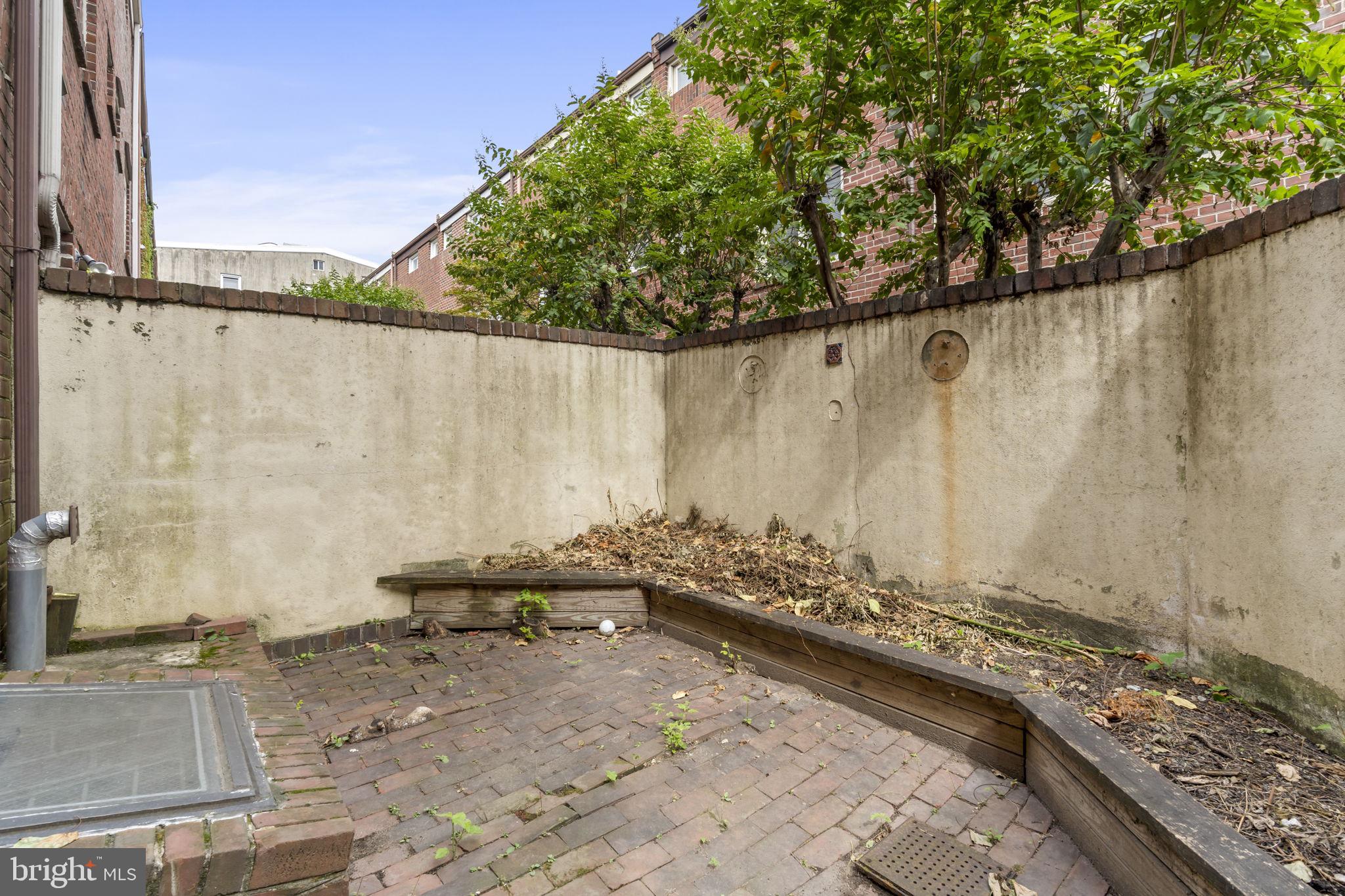 QUEEN VILLAGE - Residential