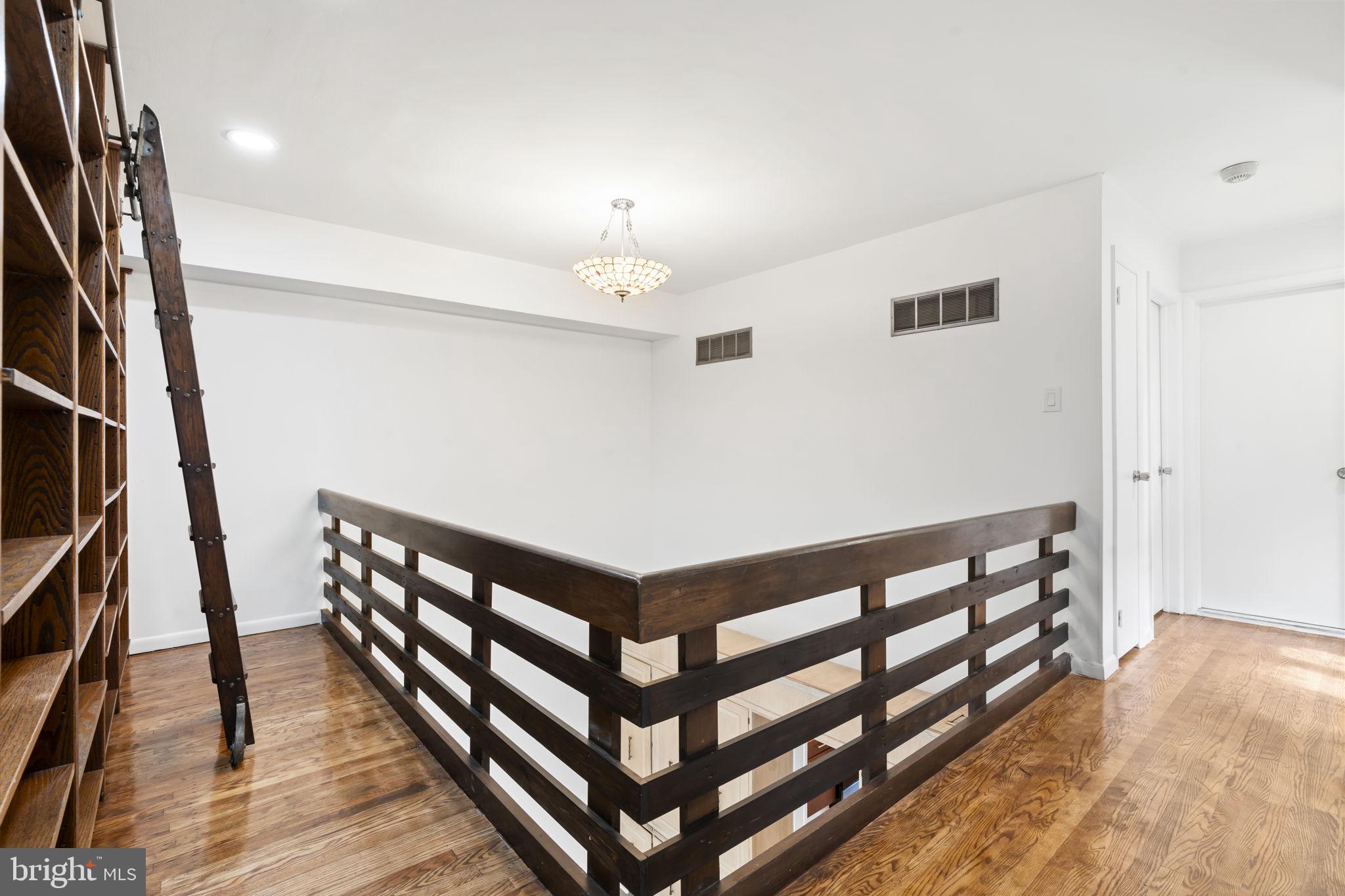 QUEEN VILLAGE - Residential