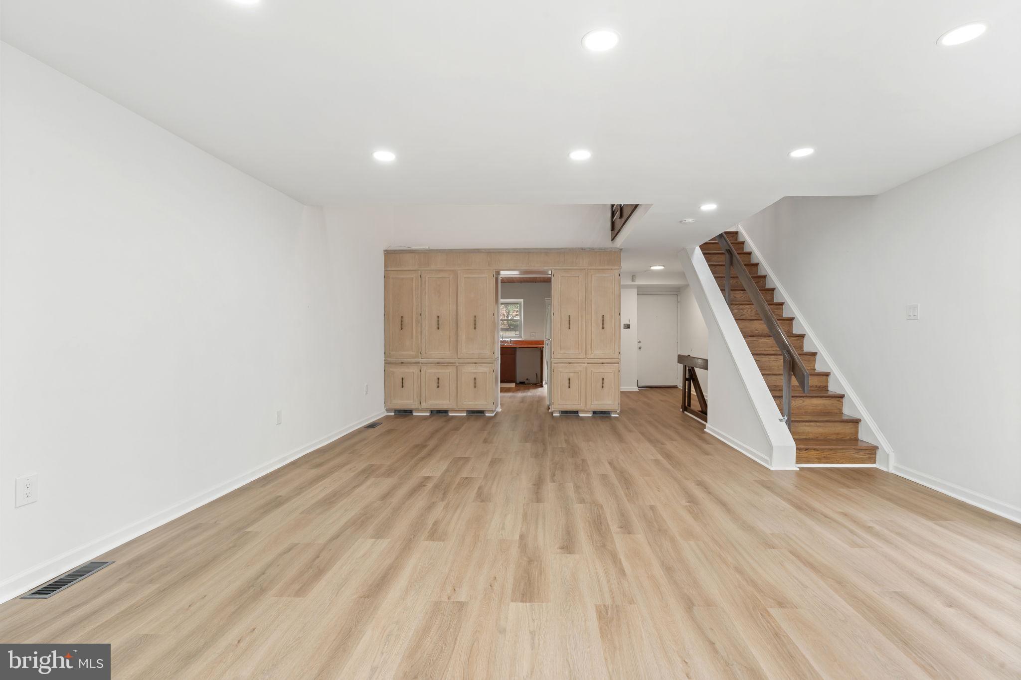 QUEEN VILLAGE - Residential