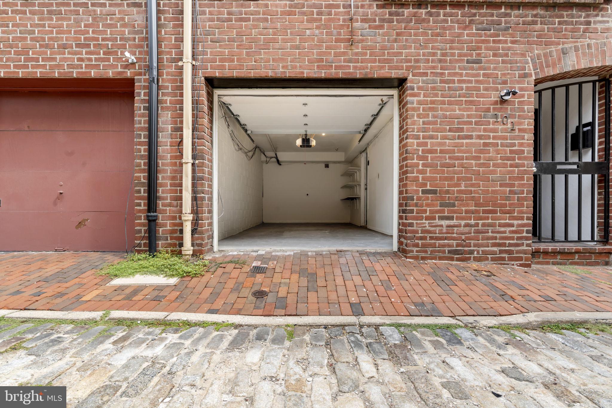 QUEEN VILLAGE - Residential