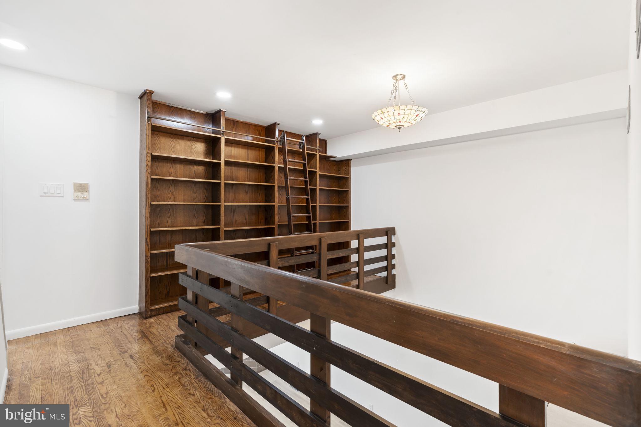 QUEEN VILLAGE - Residential