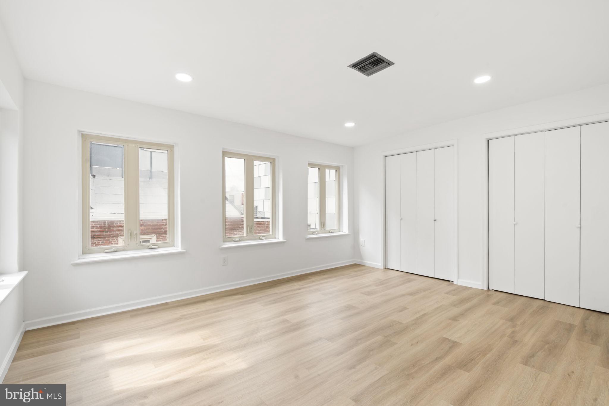 QUEEN VILLAGE - Residential