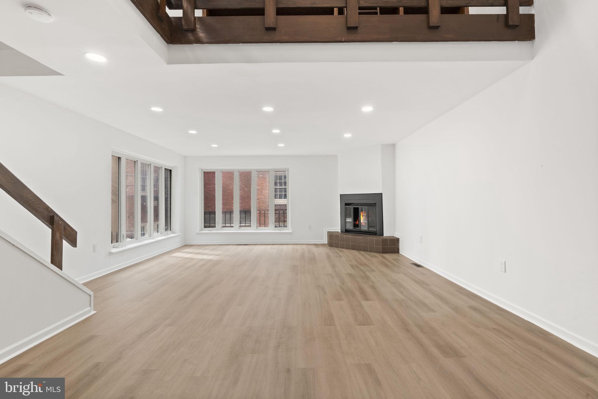 QUEEN VILLAGE - Residential