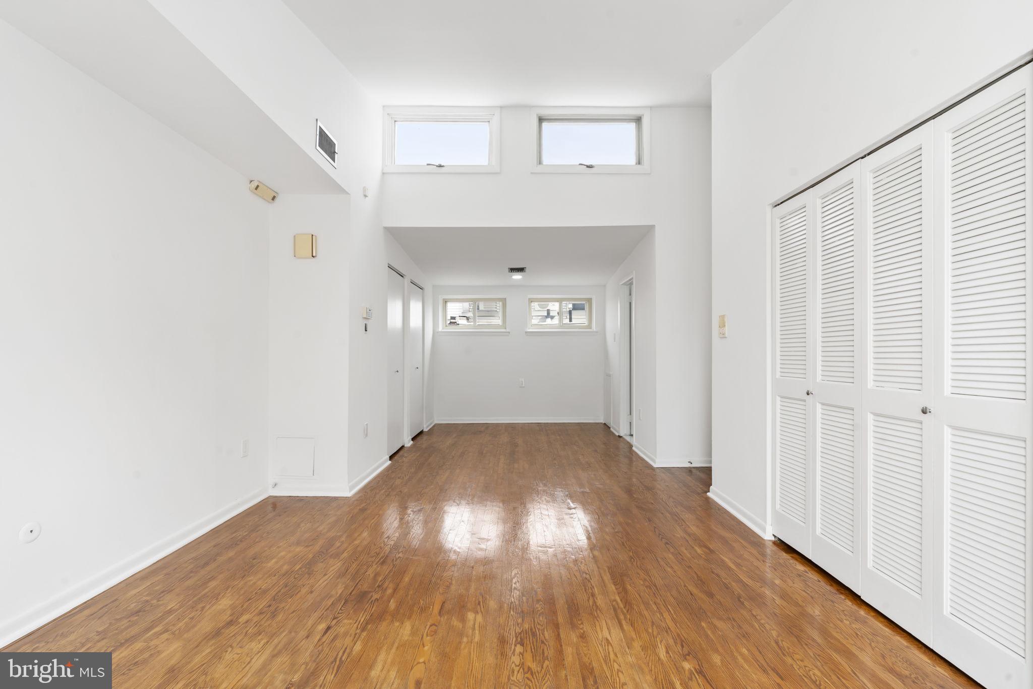 QUEEN VILLAGE - Residential