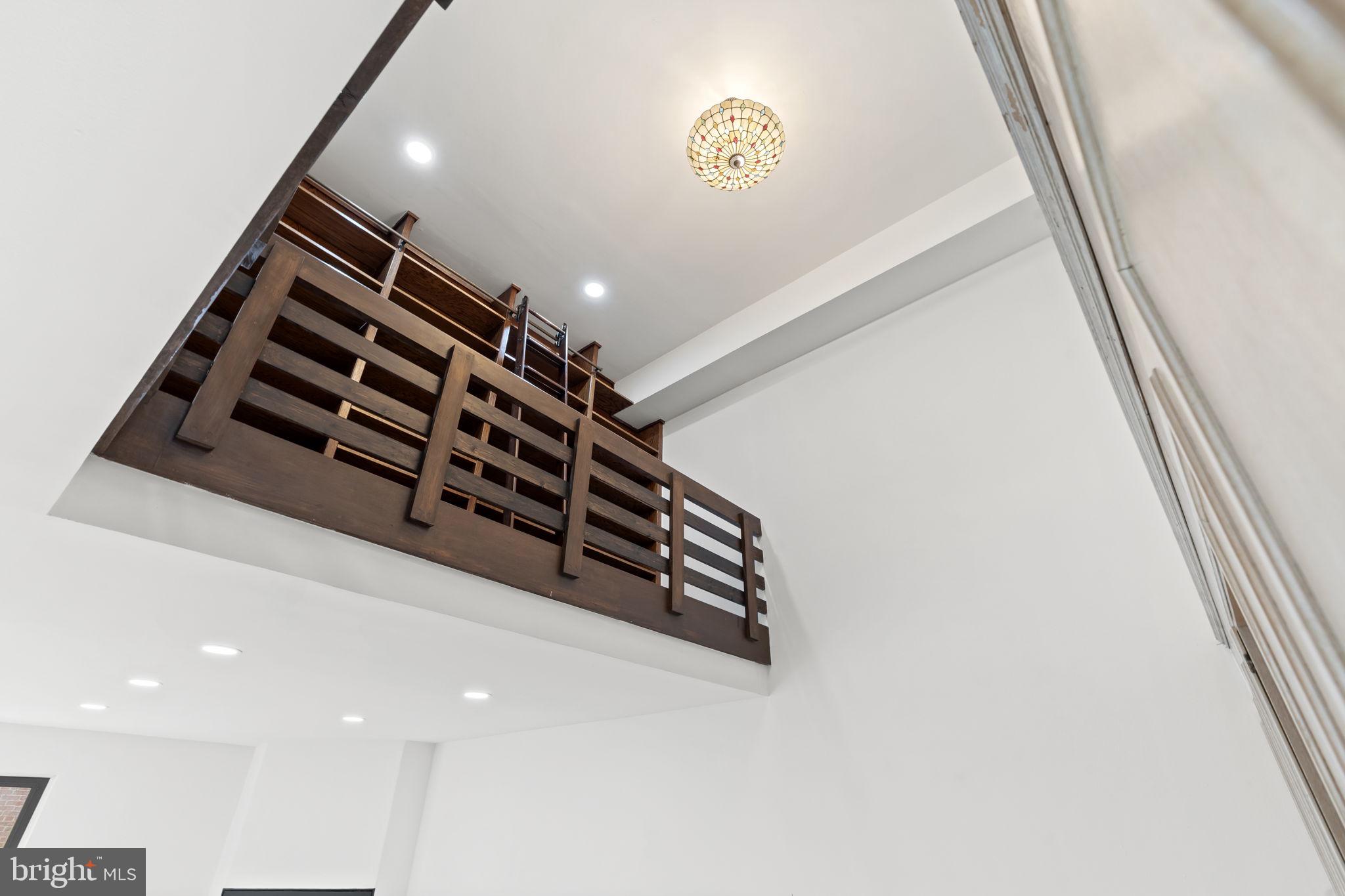 QUEEN VILLAGE - Residential