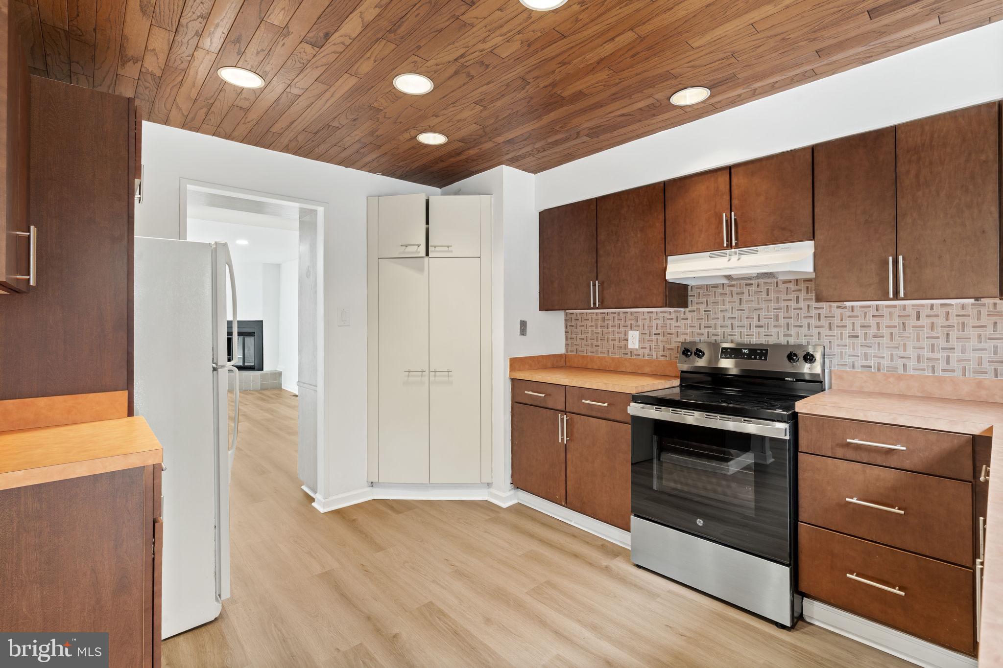 QUEEN VILLAGE - Residential