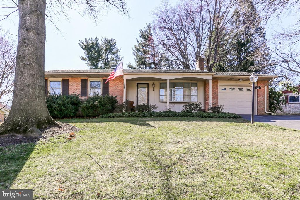 Photo of 1621 COLONIAL MANOR DR, LANCASTER, PA 17603 (MLS # PALA2031908)
