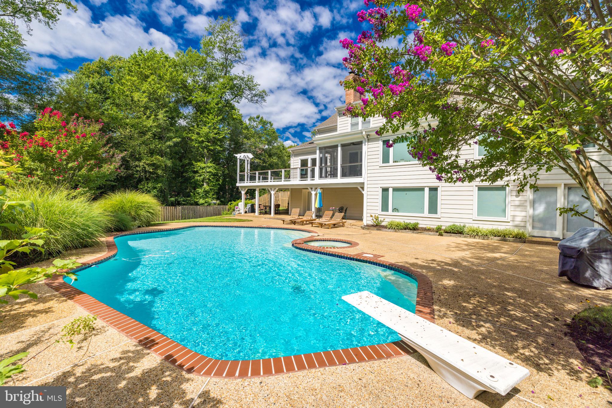 MCLEAN ESTATES - Residential