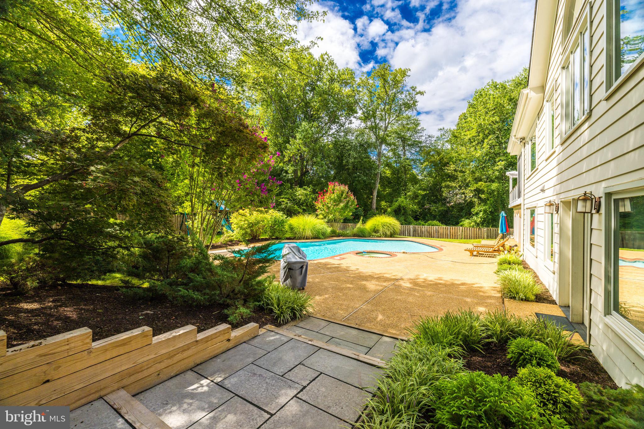 MCLEAN ESTATES - Residential