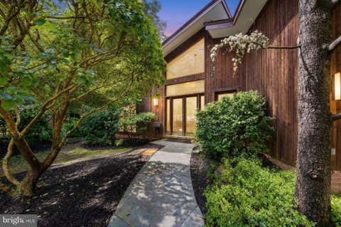 Photo of 7533 Willow Lane, FALLS CHURCH, VA 22042 (MLS # VAFX2328266)