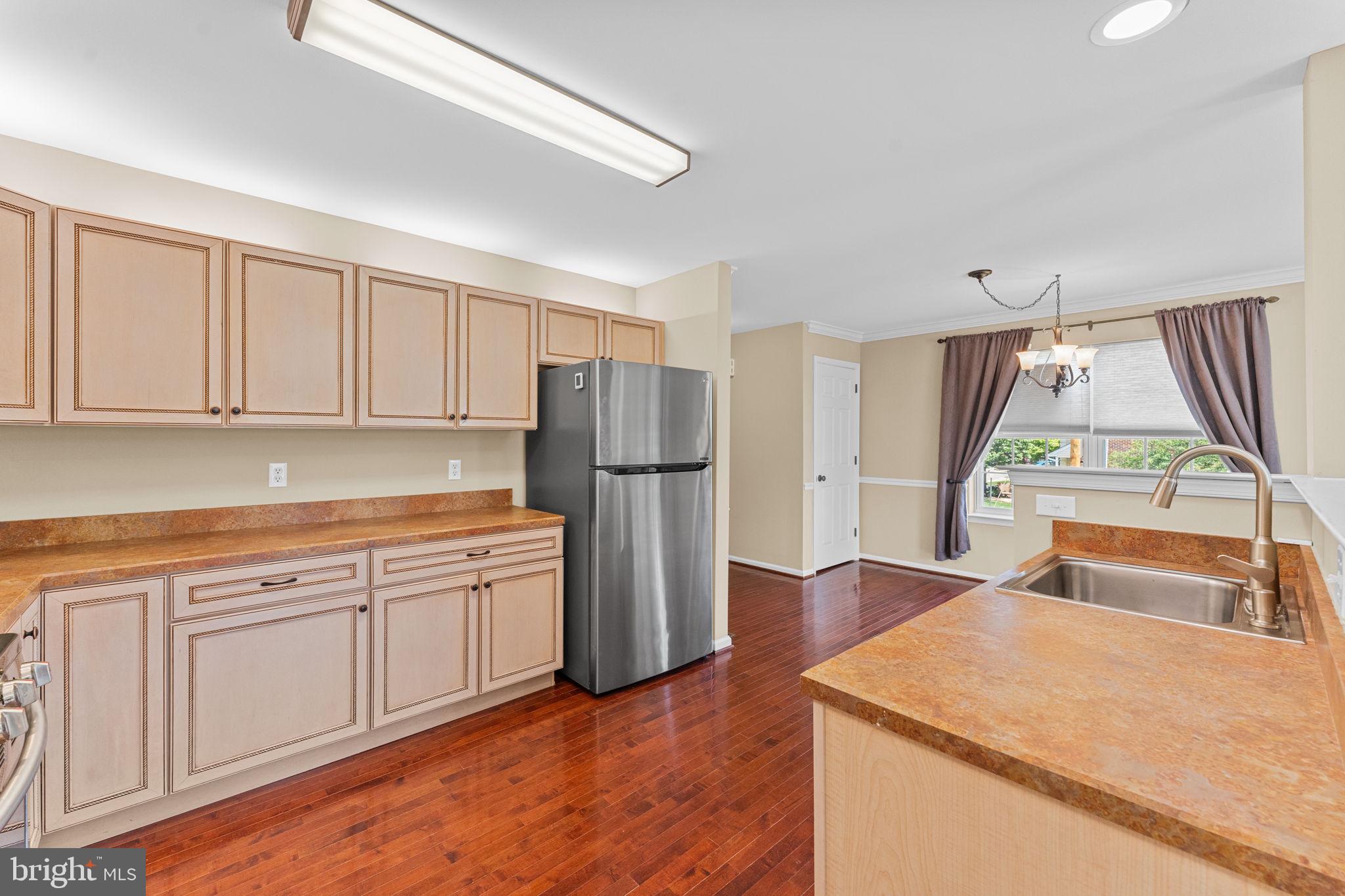 COURT AT THE LEDGES - Residential