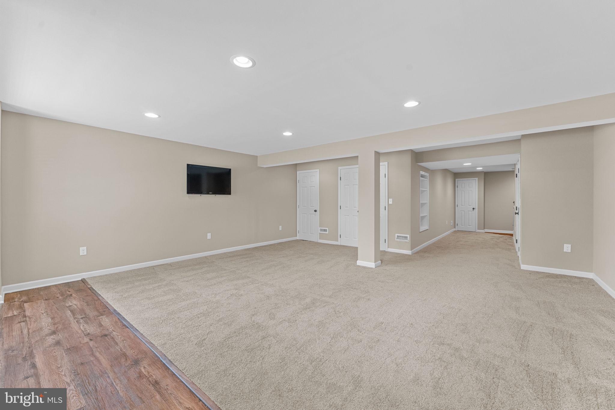 COURT AT THE LEDGES - Residential