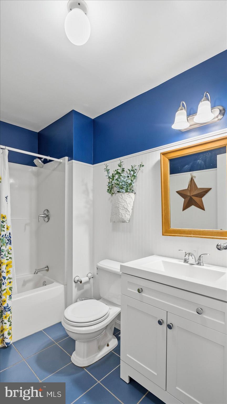 ORCHARD LAKES - Residential