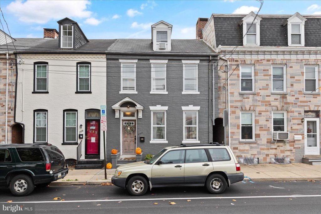 Photo of 206 E Lemon Street, Lancaster, PA 17602 (MLS # PALA2042630)