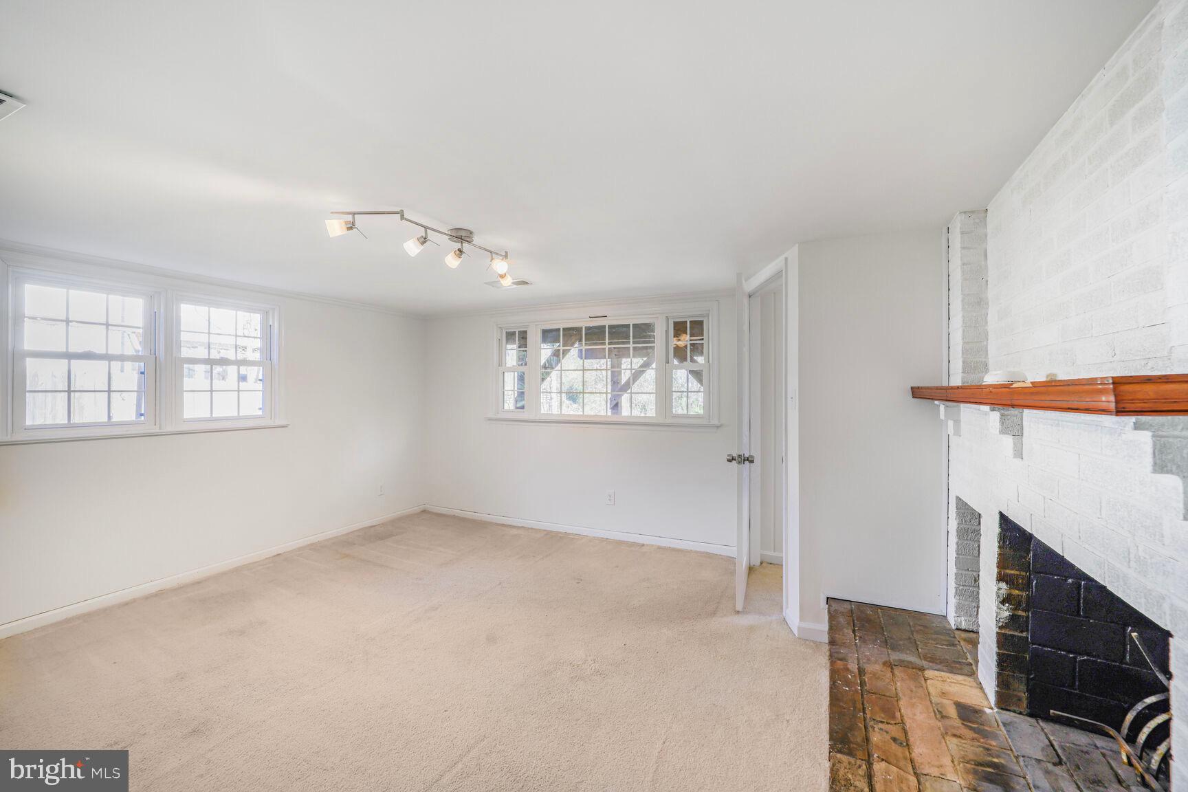 WHITE OAKS - Residential