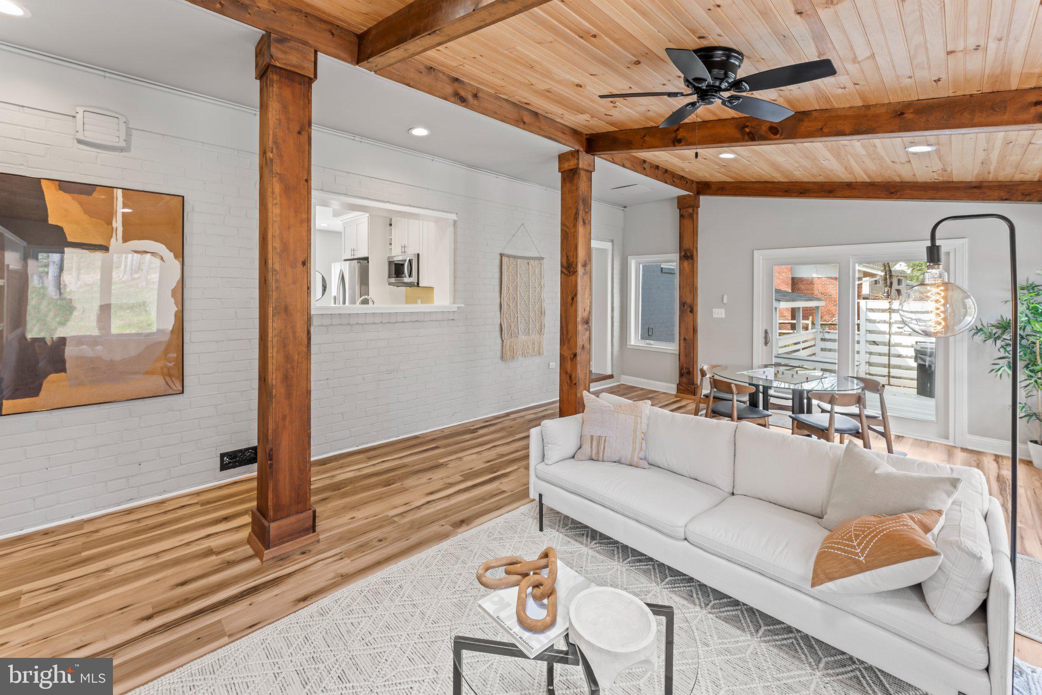 LAKE BARCROFT - Residential