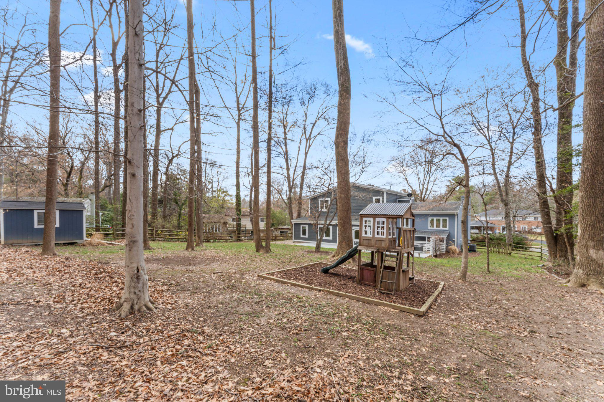 LAKE BARCROFT - Residential