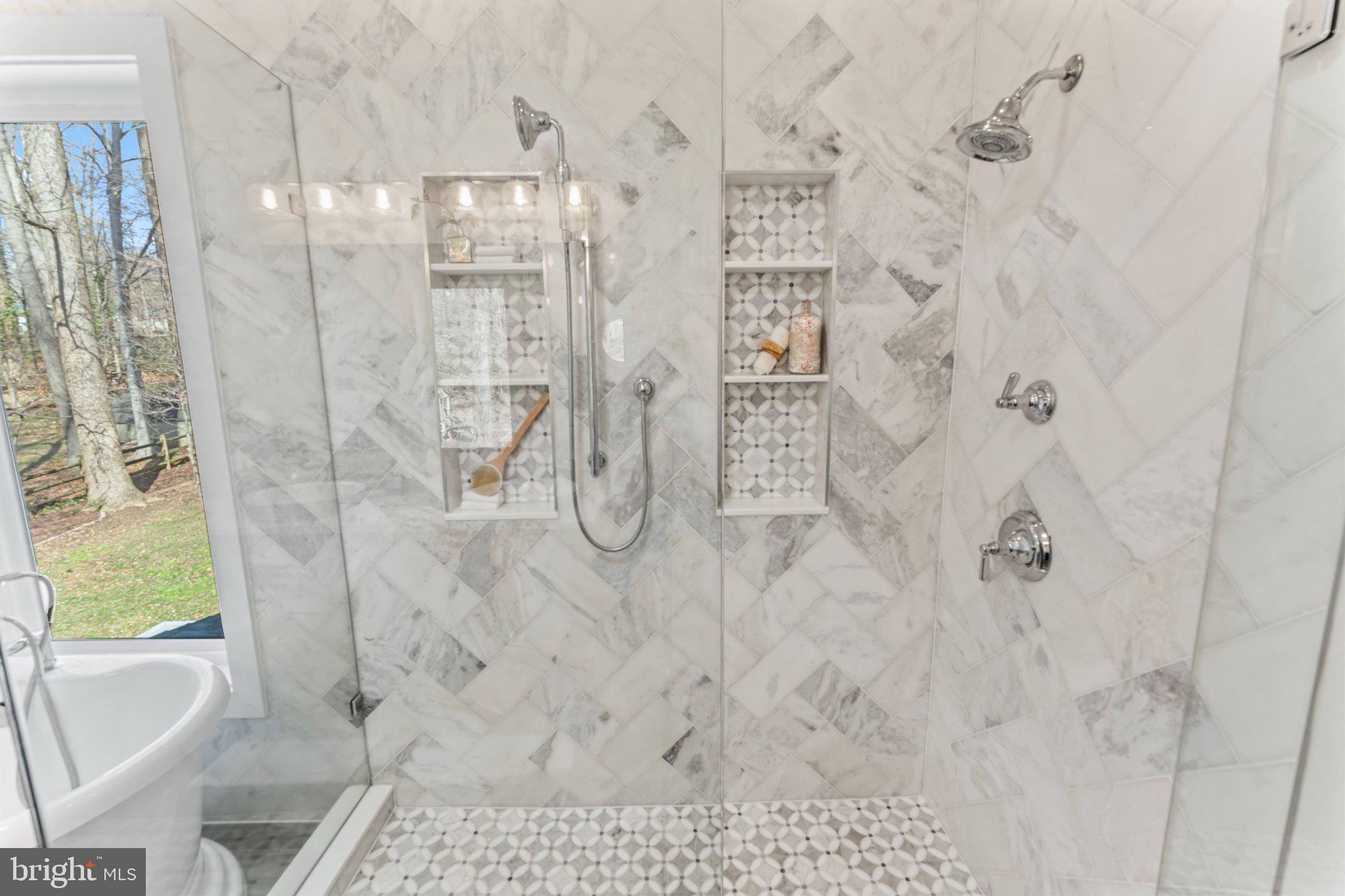 LAKE BARCROFT - Residential