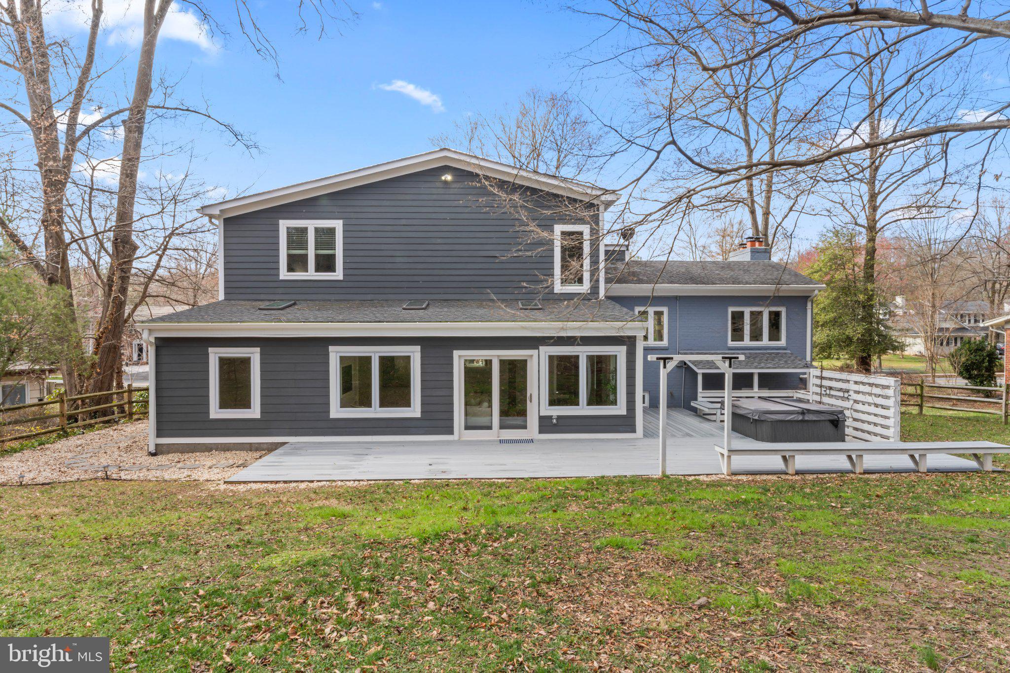 LAKE BARCROFT - Residential