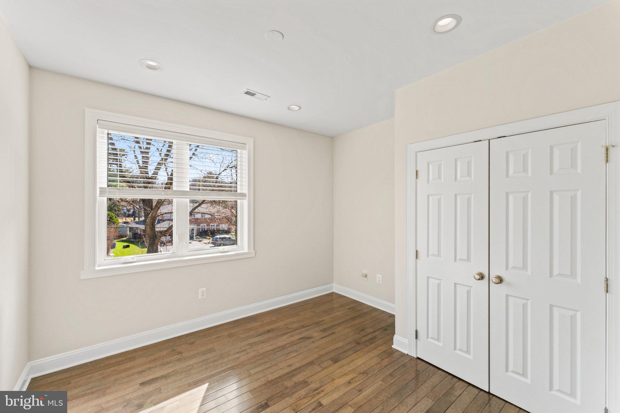 LAKE BARCROFT - Residential