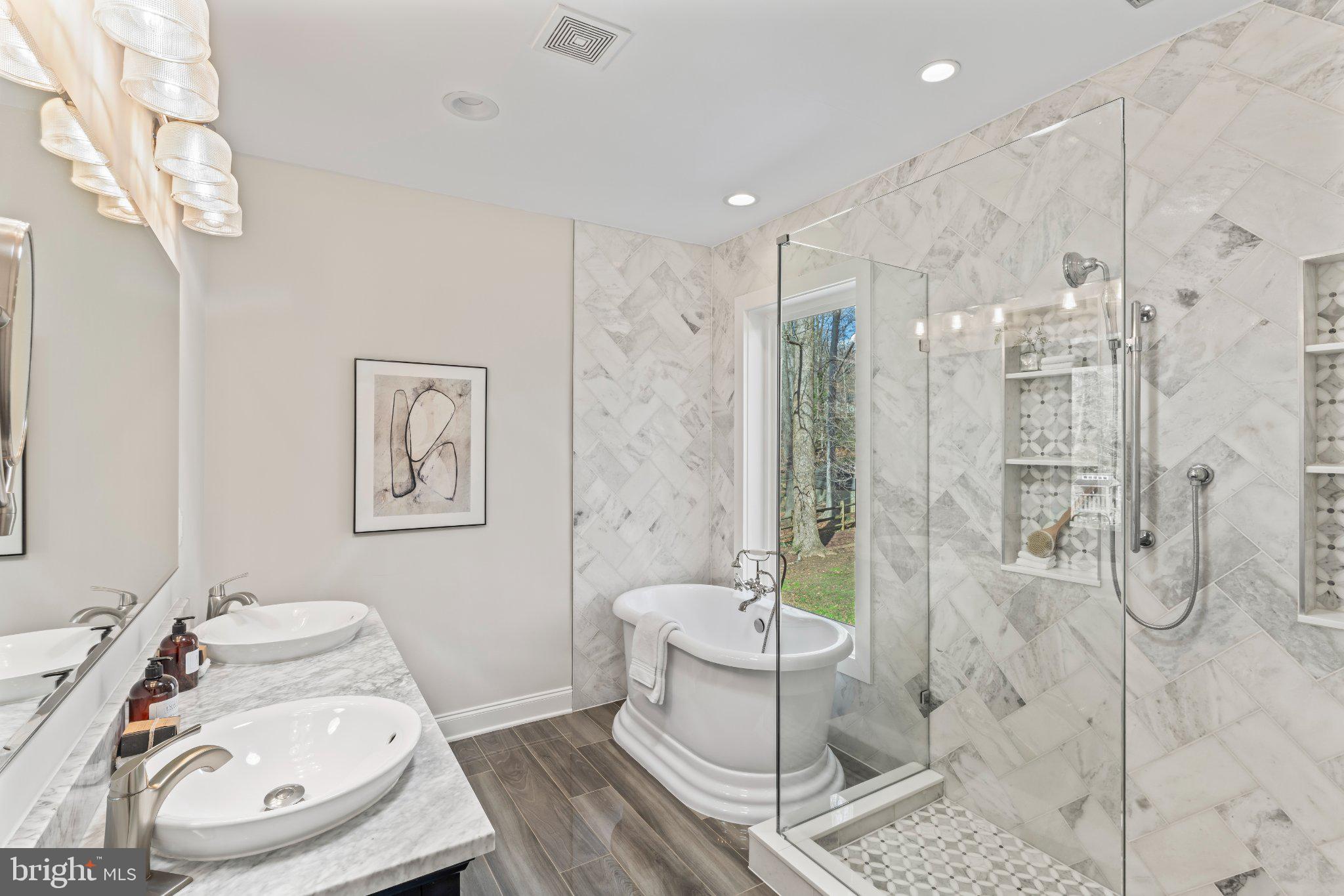 LAKE BARCROFT - Residential