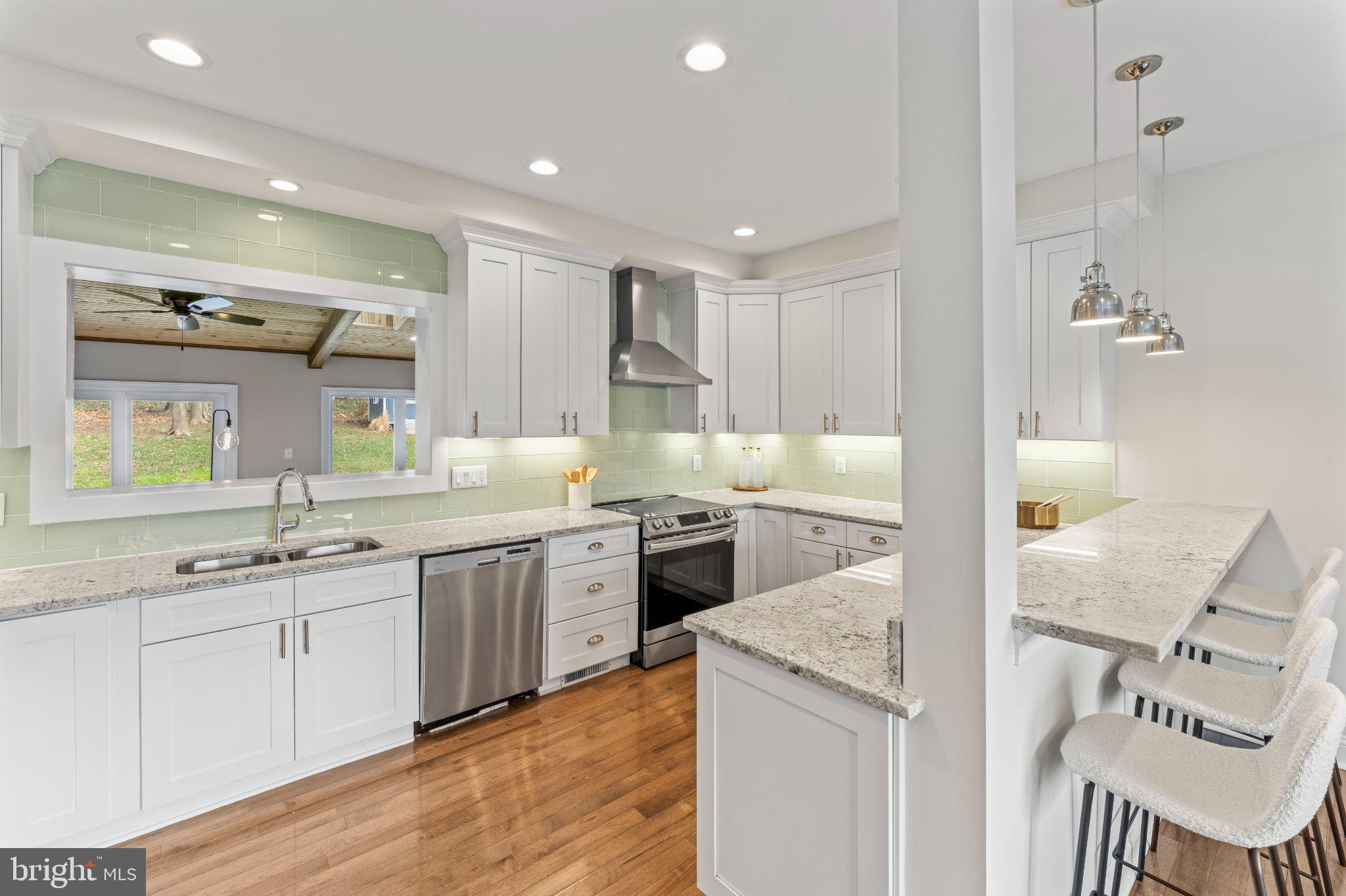 LAKE BARCROFT - Residential