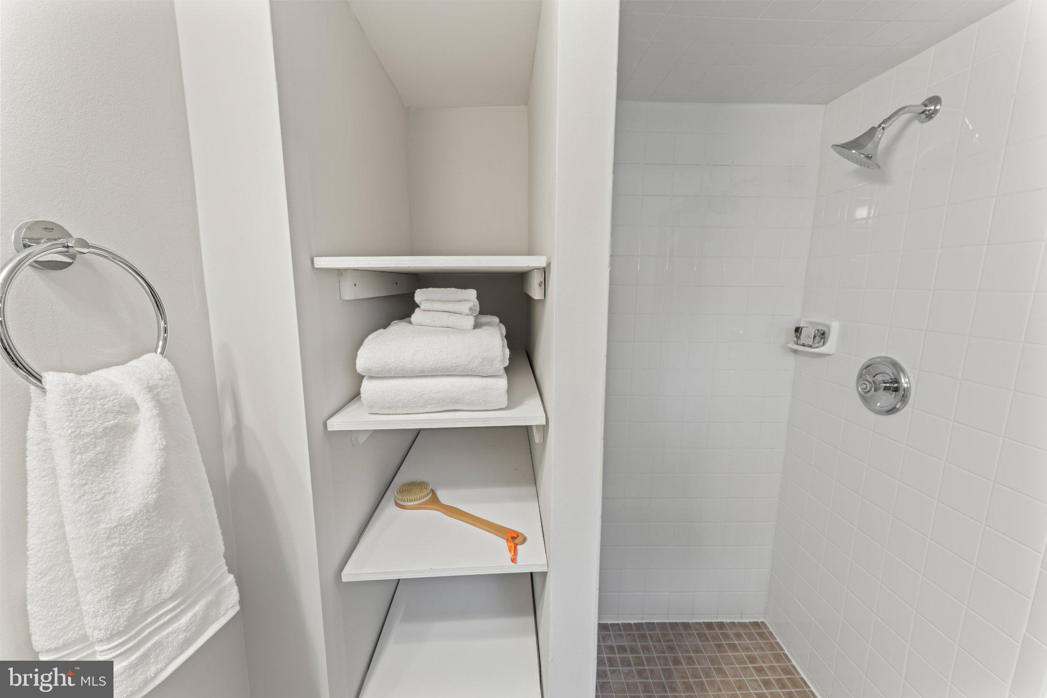 LAKE BARCROFT - Residential