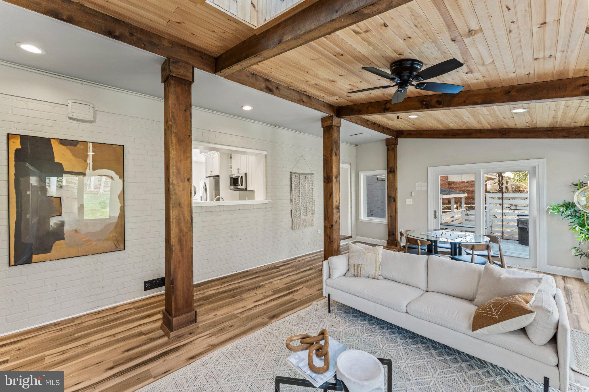 LAKE BARCROFT - Residential