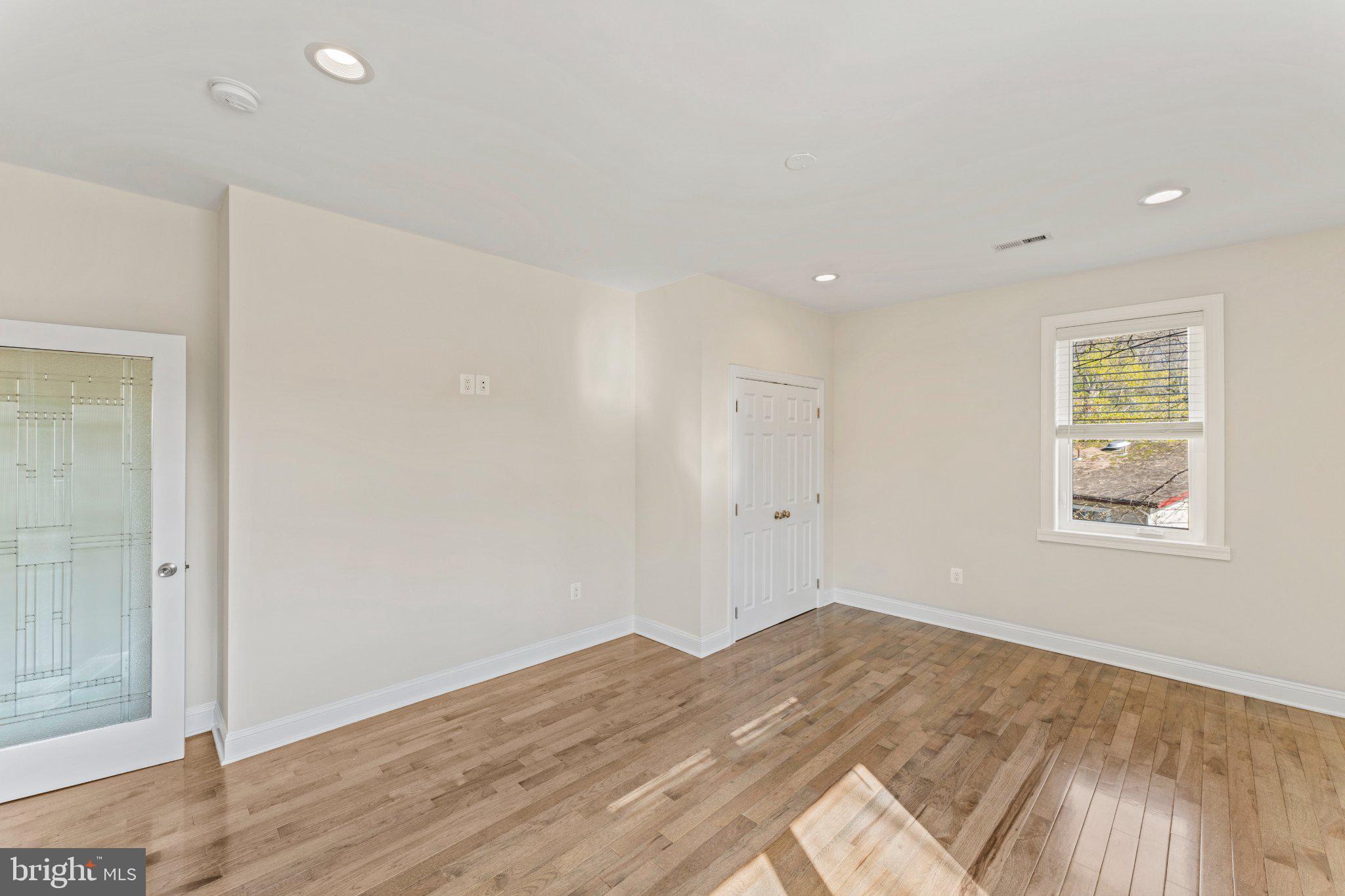 LAKE BARCROFT - Residential