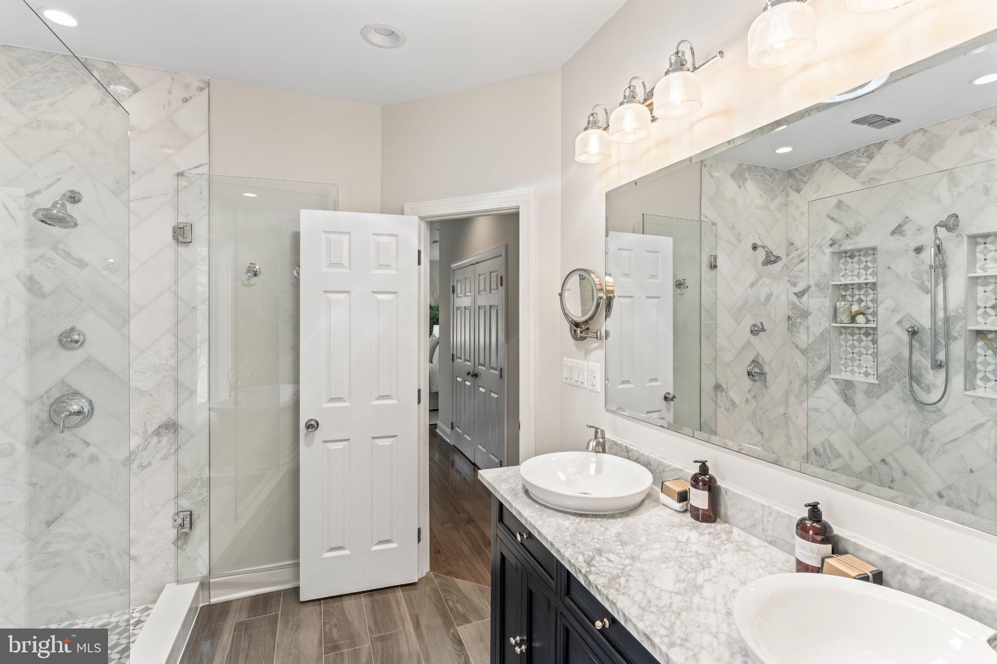 LAKE BARCROFT - Residential