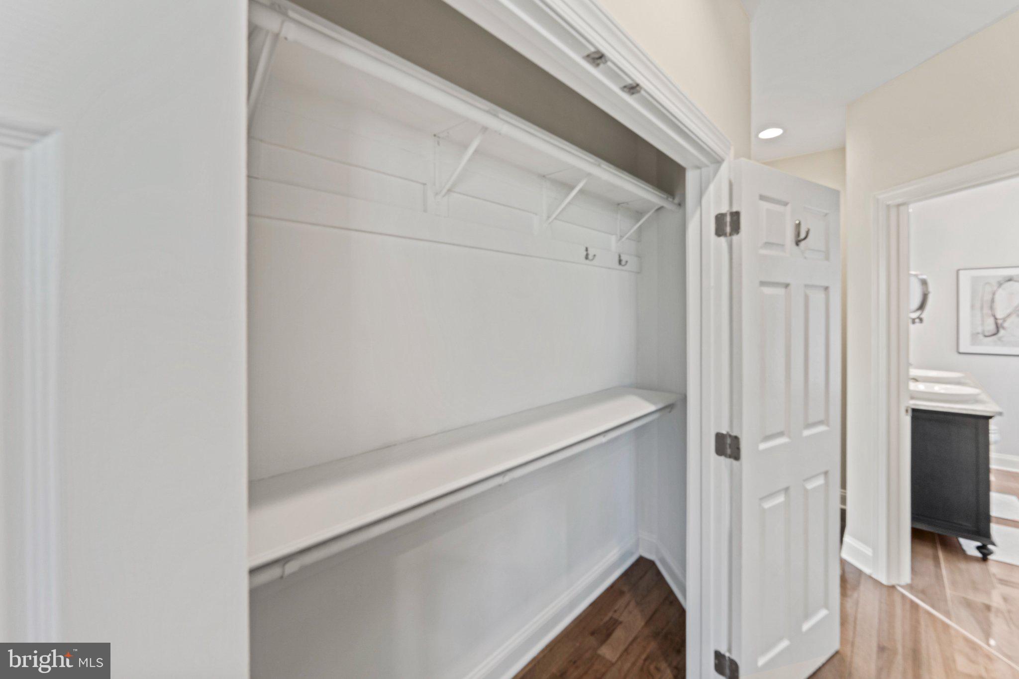 LAKE BARCROFT - Residential