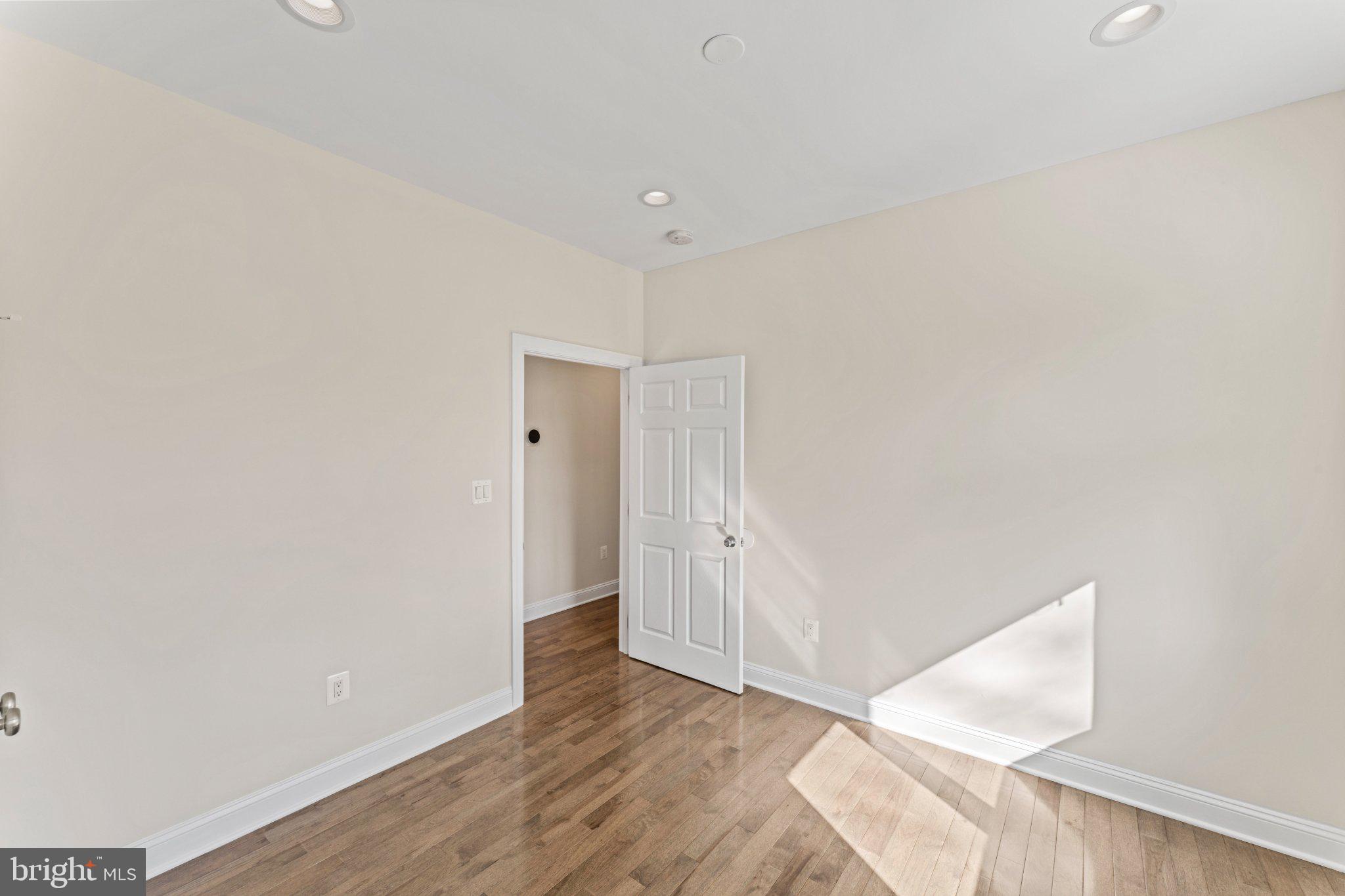 LAKE BARCROFT - Residential