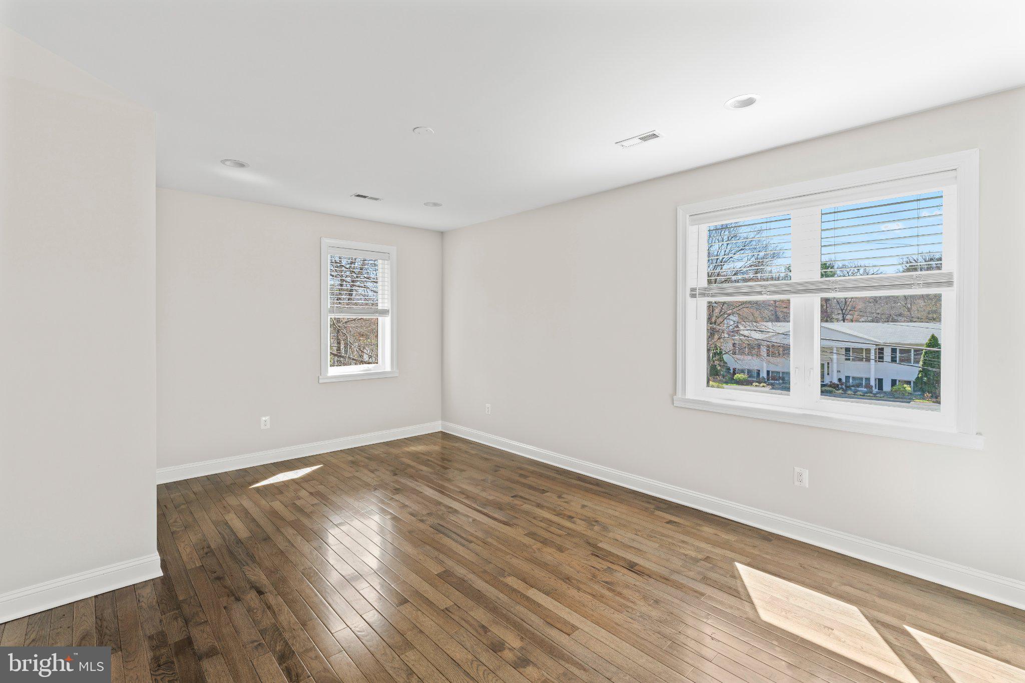 LAKE BARCROFT - Residential