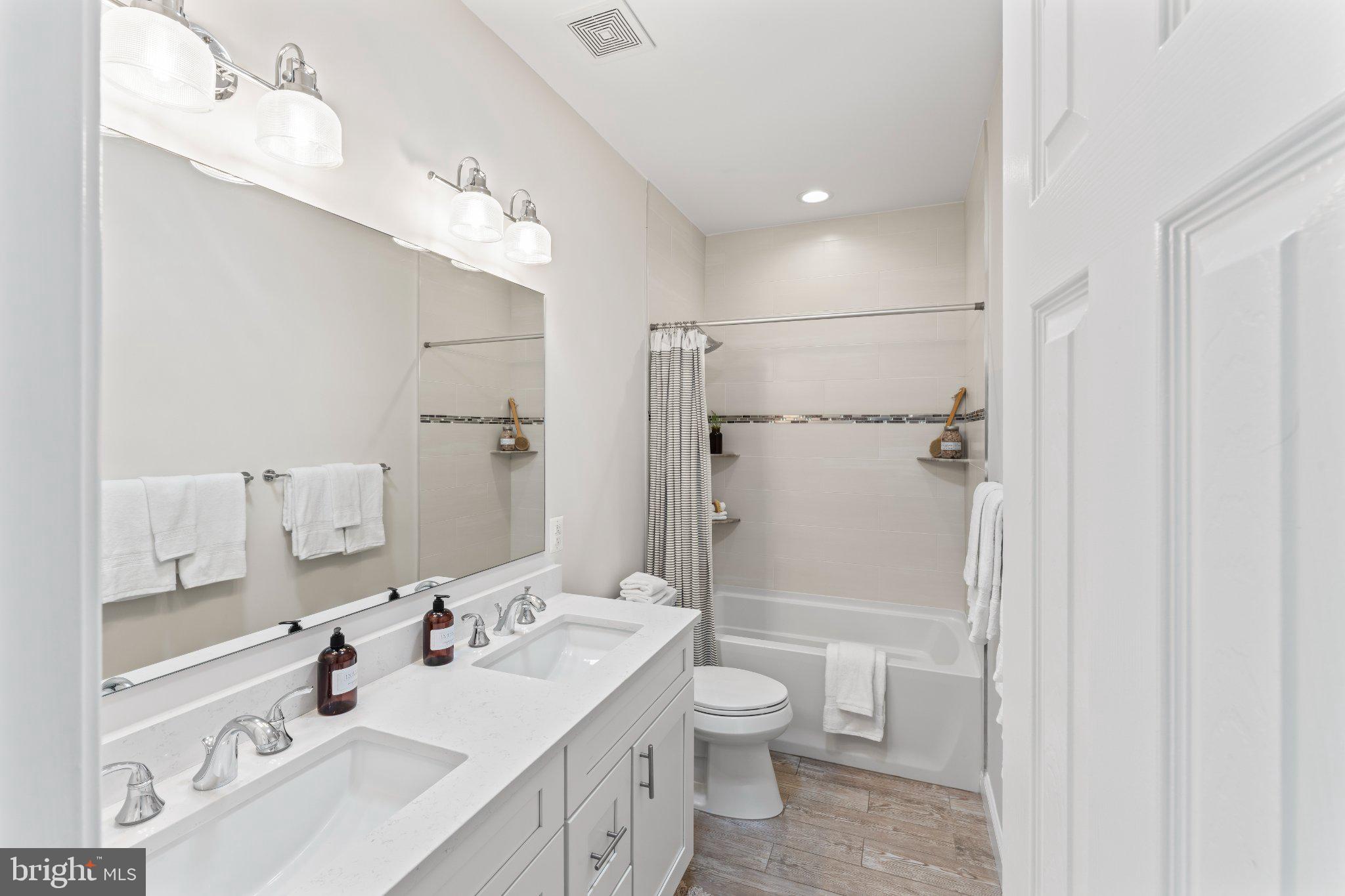 LAKE BARCROFT - Residential