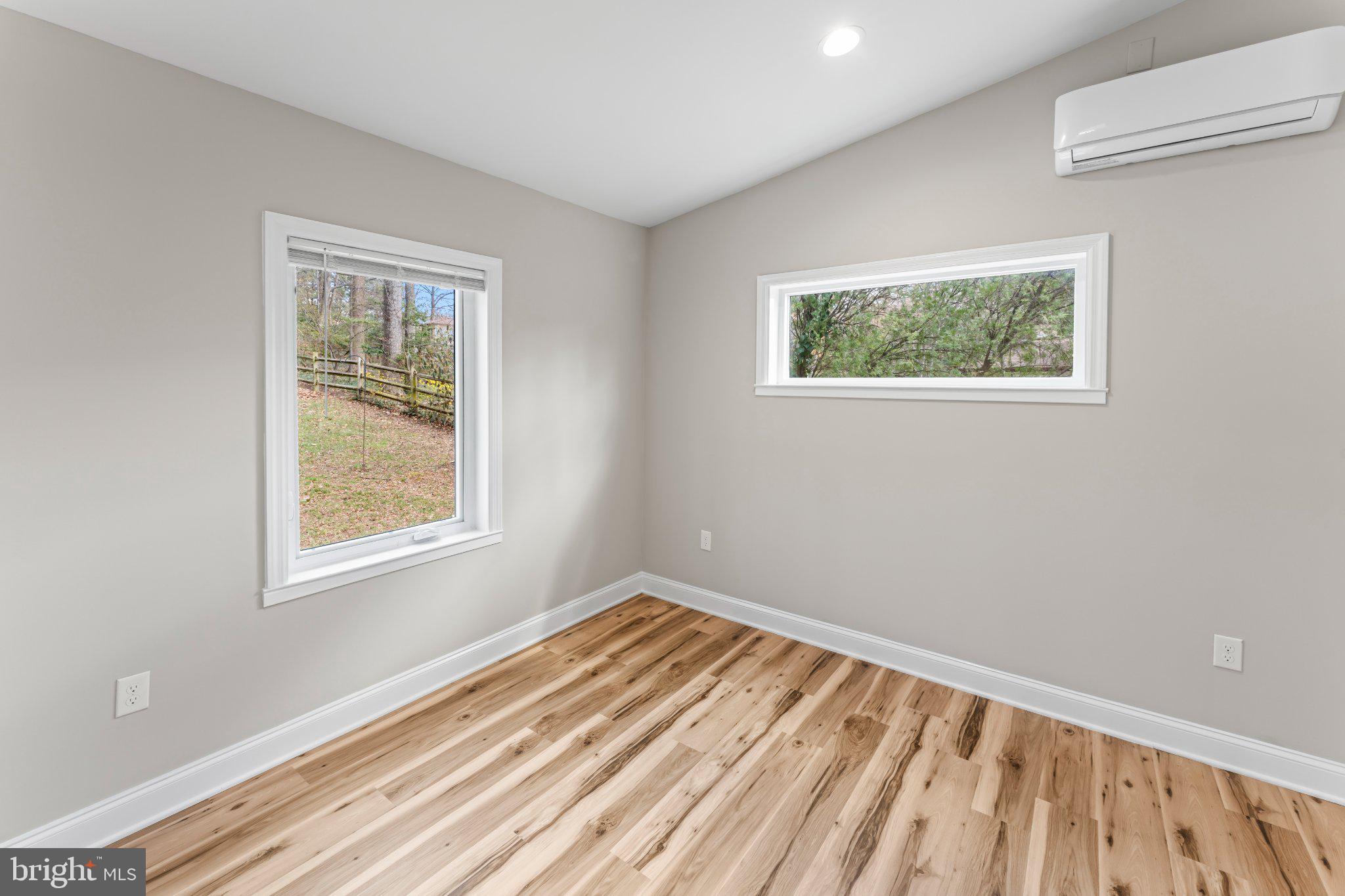 LAKE BARCROFT - Residential