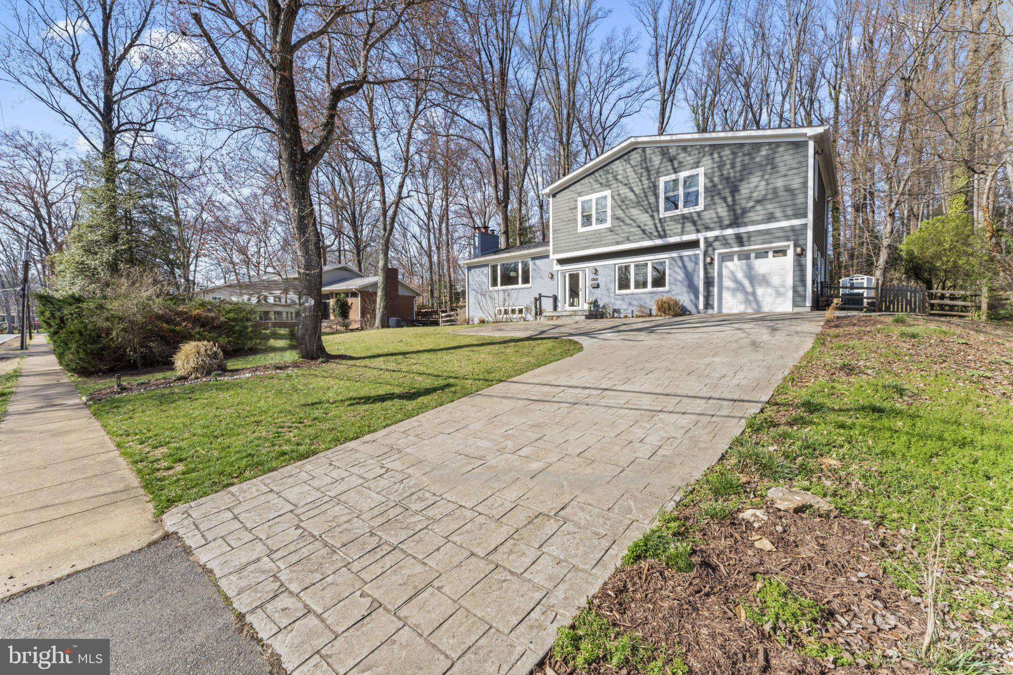 LAKE BARCROFT - Residential