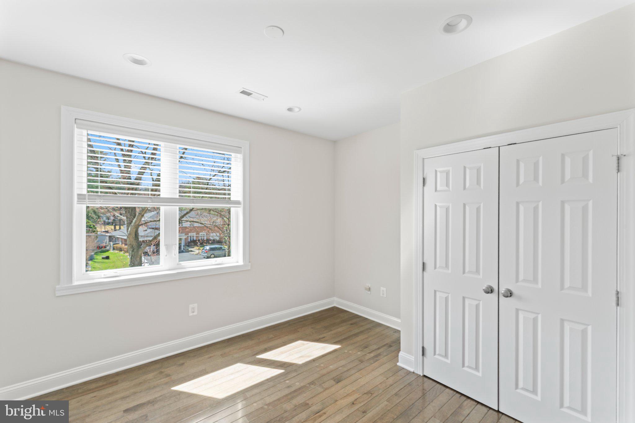 LAKE BARCROFT - Residential