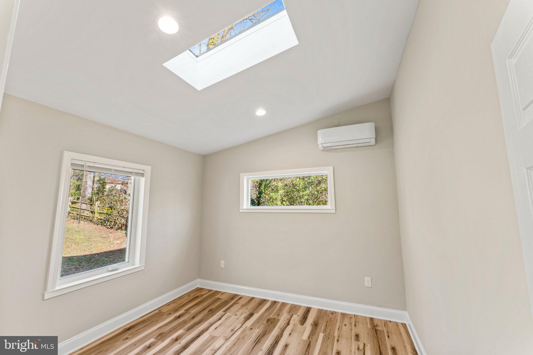 LAKE BARCROFT - Residential