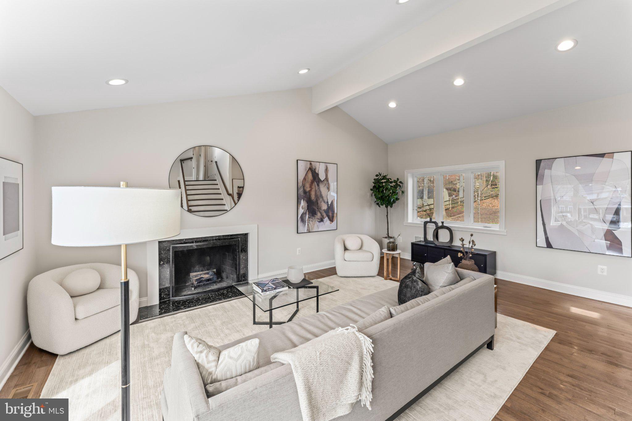 LAKE BARCROFT - Residential