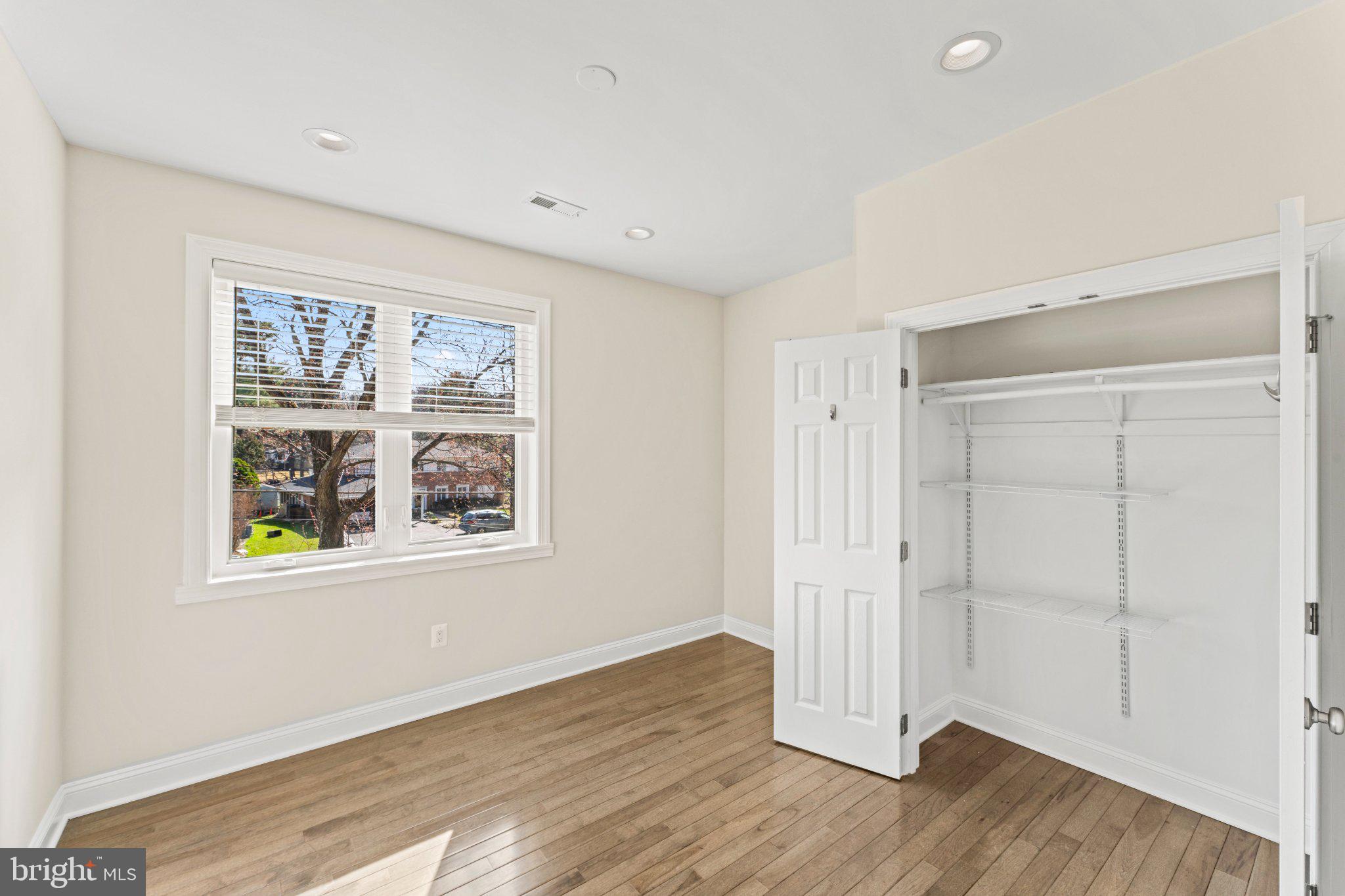 LAKE BARCROFT - Residential