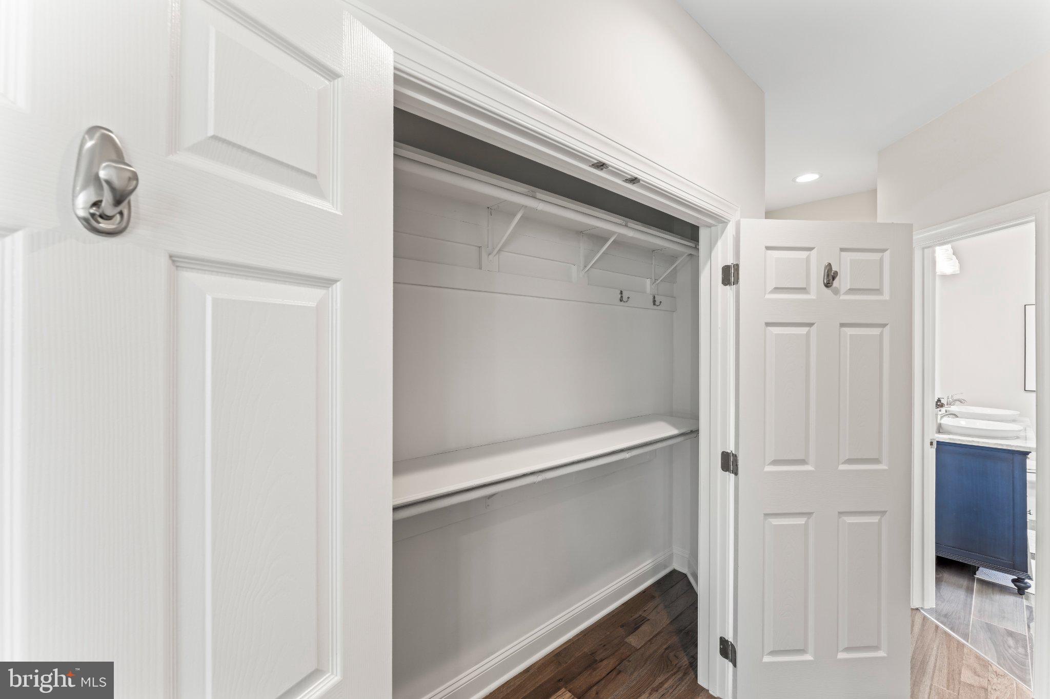 LAKE BARCROFT - Residential